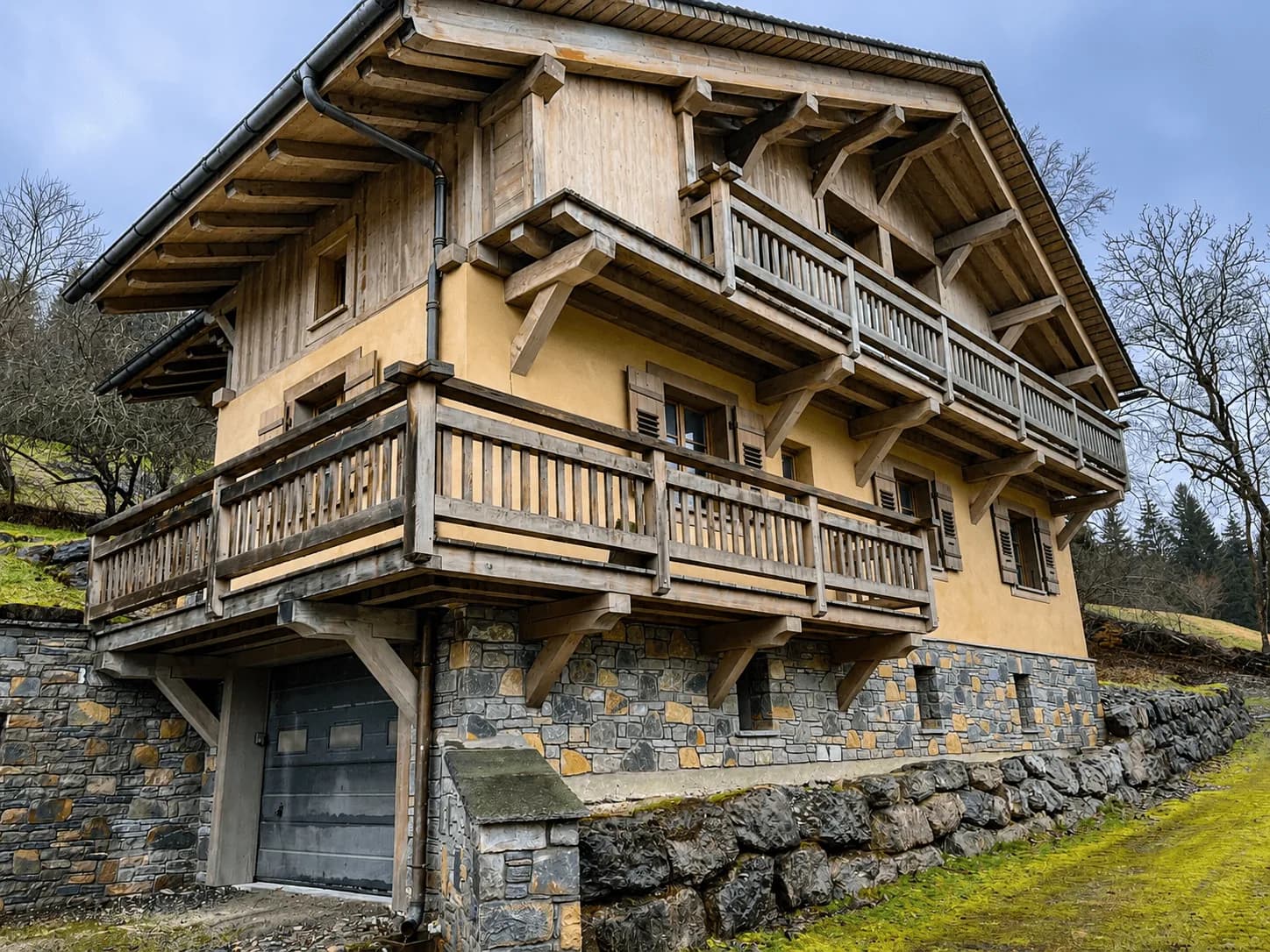 Façade sud — bardage mélèze sur soubassement de pierre locale