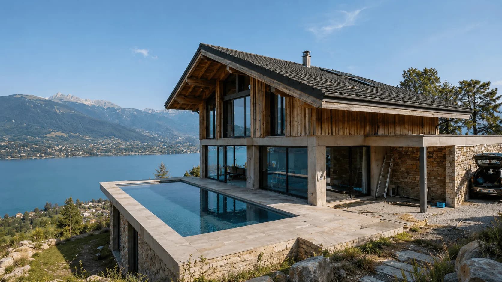 La maison rénovée et sa piscine, face au lac d’Annecy