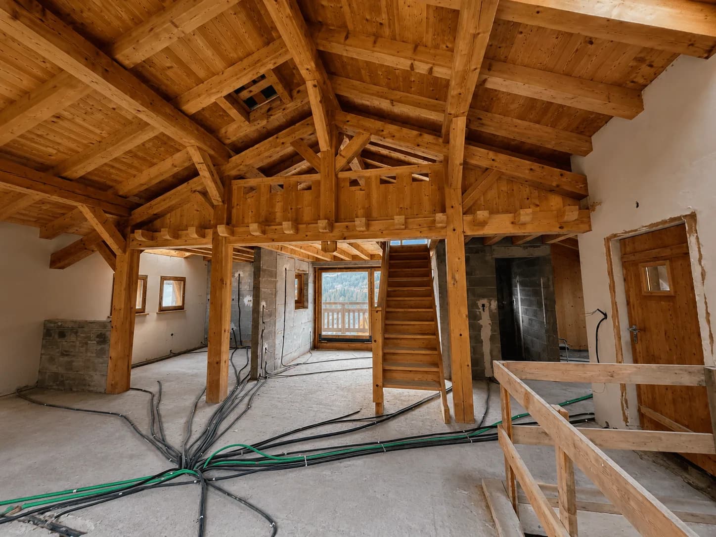 Charpente en bois lamellé-collé pendant le chantier