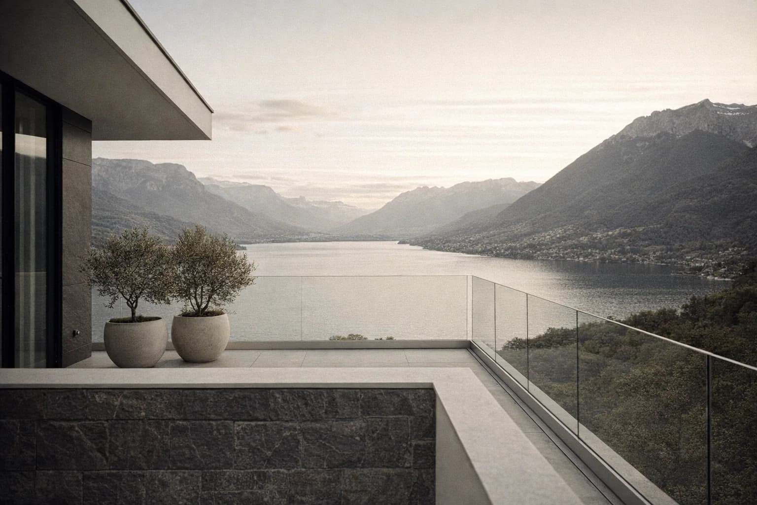 Terrasse haute face au lac d’Annecy